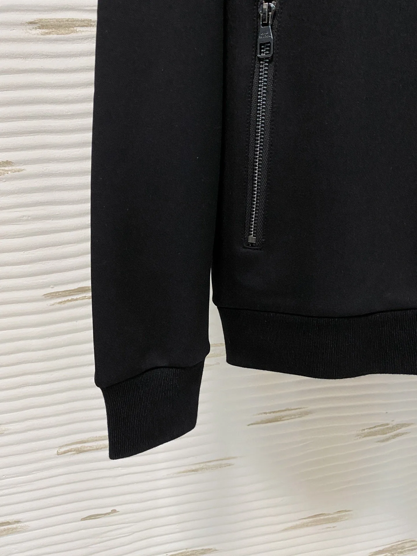 🅿️720 [LV Louis Vuitton] hot-selling suit is coming. Focus on the original version of the official website. 2025 new hot-selling cardigan and sweatshirt suit. The original order is the best. 🇭🇰The meticulous work of top designers. It has a fitting and perfect upper body effect. All-natural high-quality Tencel Roman cotton 100%, close-fitting comfort, noble and elegant! Original hardware embodies elegance and nobility! Counter size: M-3XL (maximum wear up to 190 pounds)